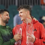 Jakub Mensik (à droite) a été félicité par Novak Djokovic lors de la remise du trophée. KEYSTONE/AP/Rebecca Blackwell